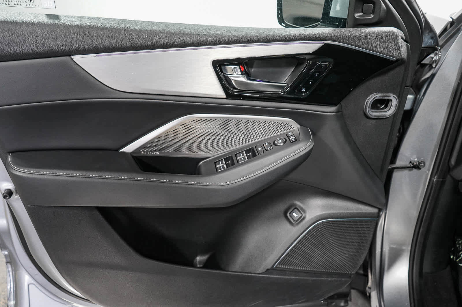 Used 2023 Acura MDX SH-AWD w/ Technology Package image 22