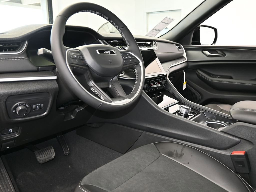 New 2025 Jeep Grand Cherokee Laredo image 13