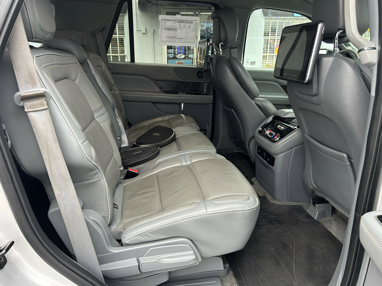 Used 2019 Lincoln Navigator Select image 14