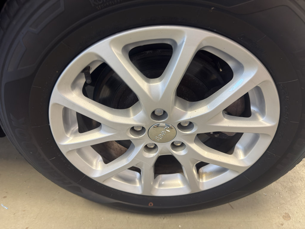 Used 2016 Jeep Cherokee Latitude w/ Cold Weather Group AWD/4WD image 32