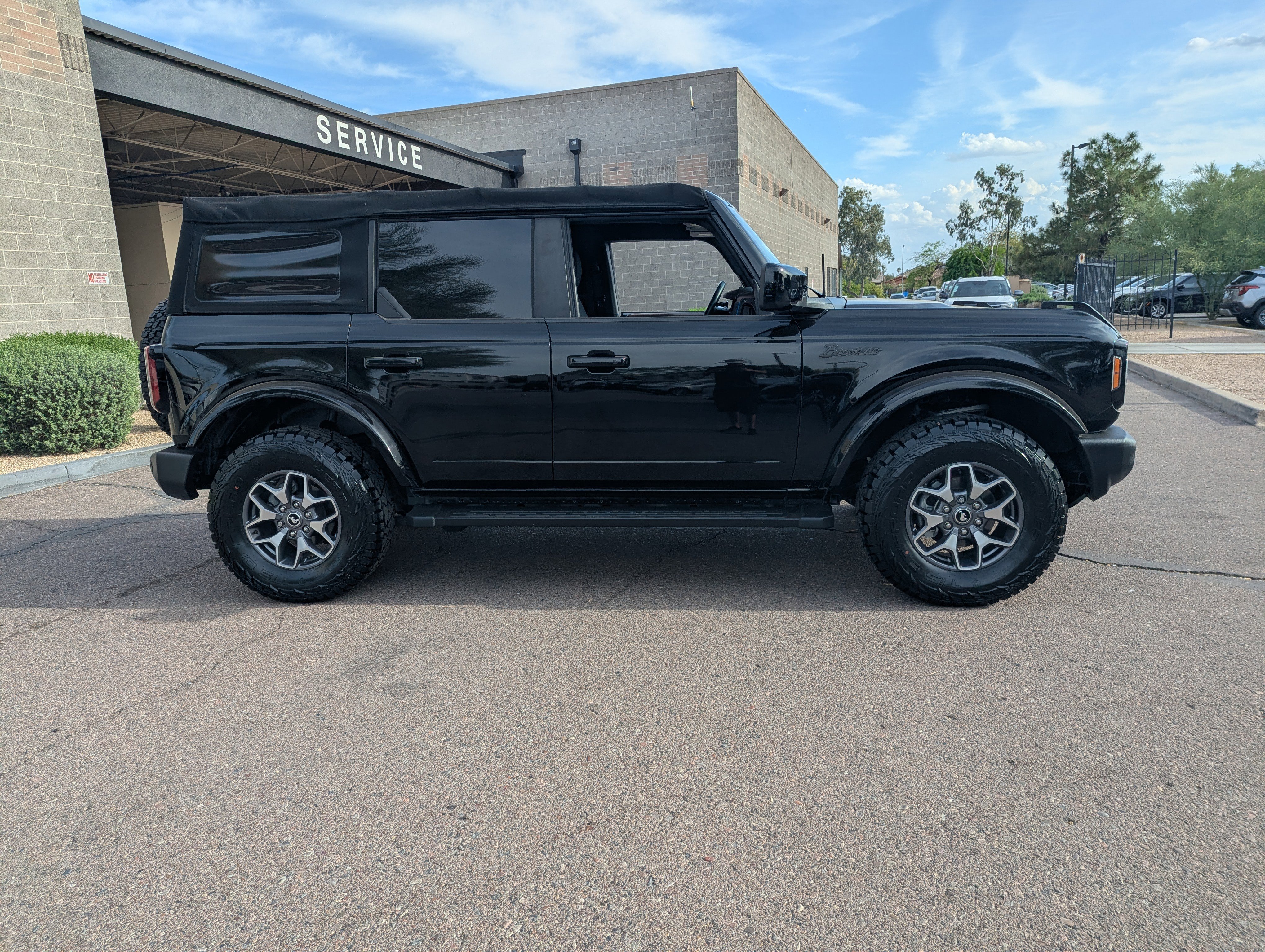 Used 2023 Ford Bronco Outer Banks image 2