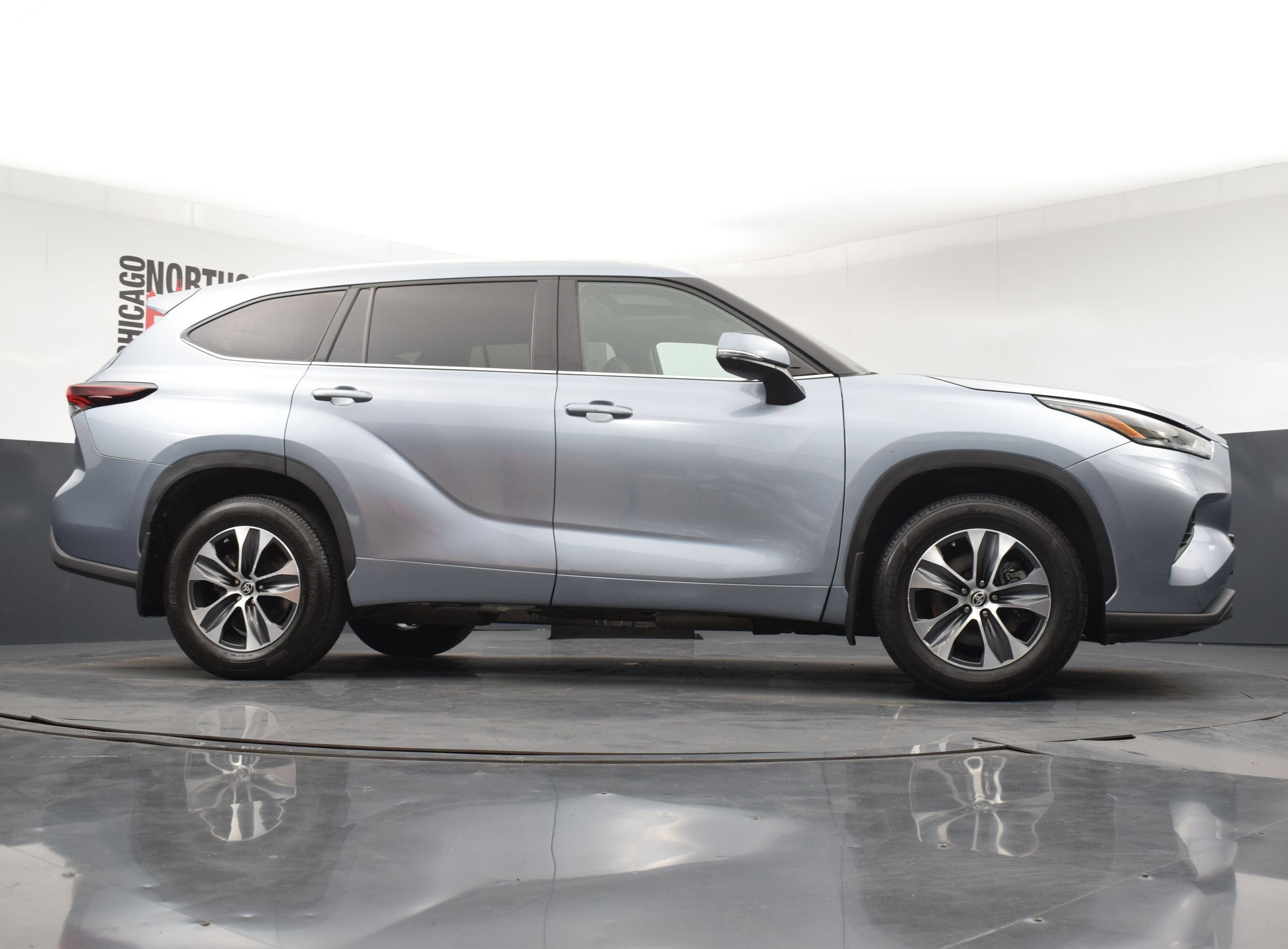 Used 2024 Toyota Highlander XLE AWD/4WD image 32