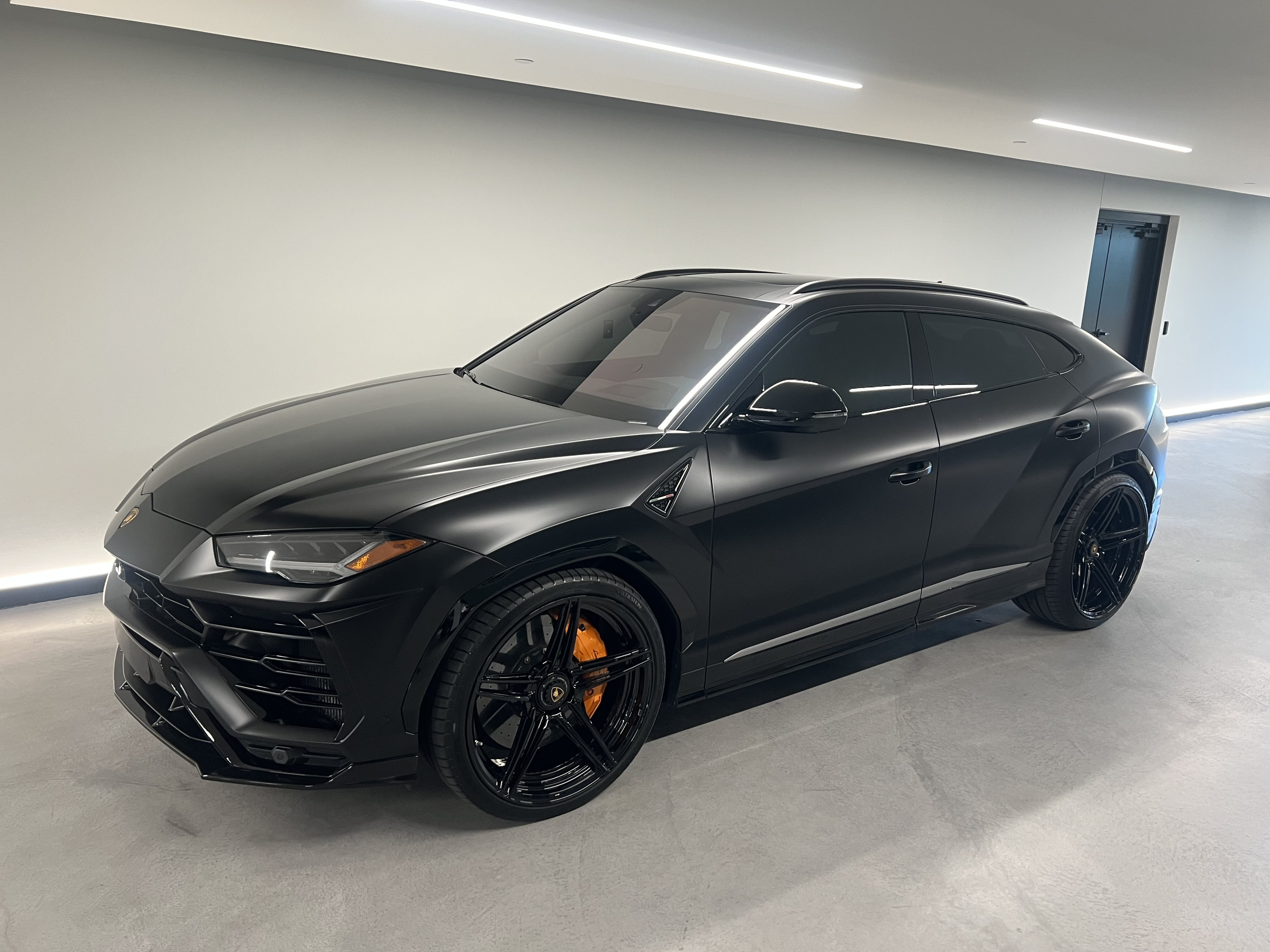 Used 2021 Lamborghini Urus AWD/4WD image 3