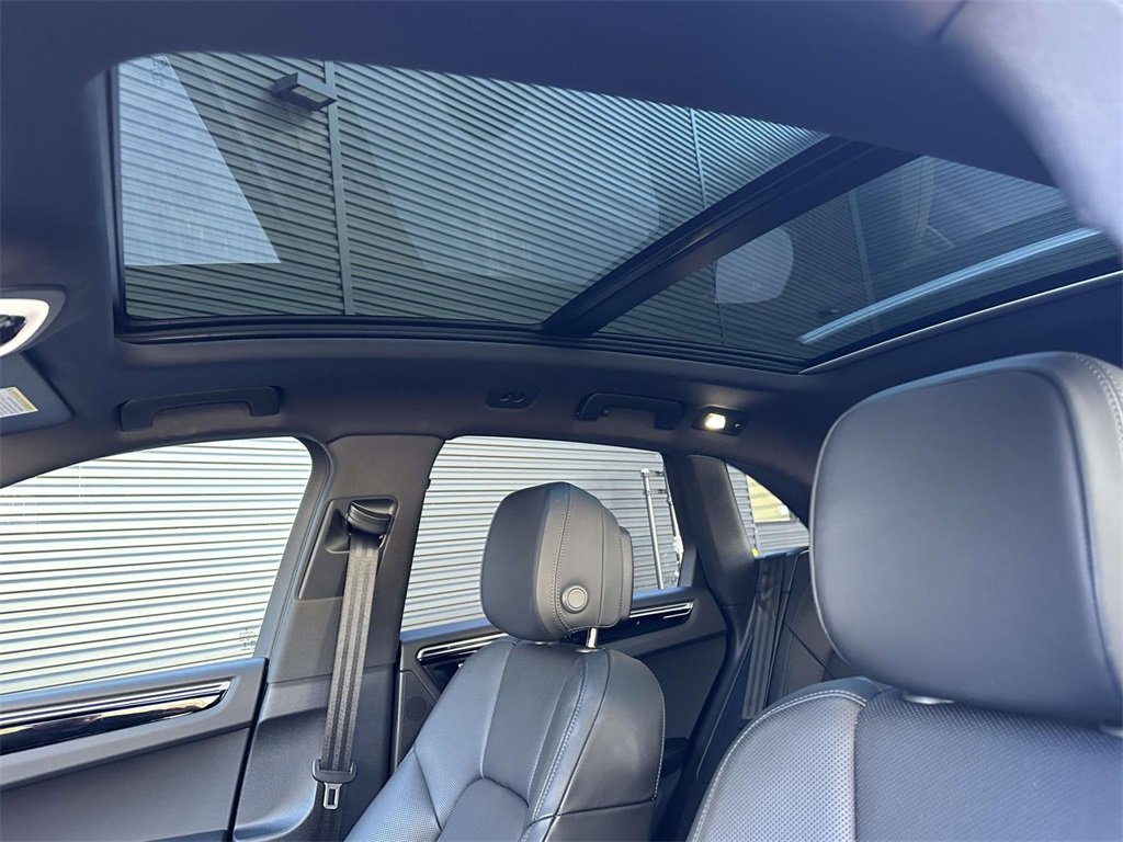 Certified 2025 Porsche Macan image 6