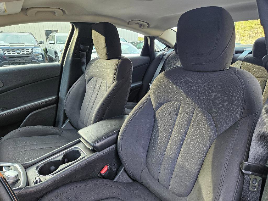 Used 2015 Chrysler 200 Limited image 9