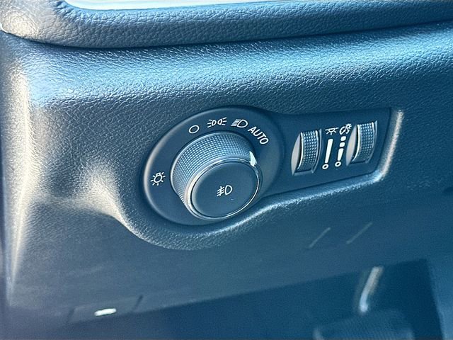 Used 2025 Chrysler Pacifica Limited image 10