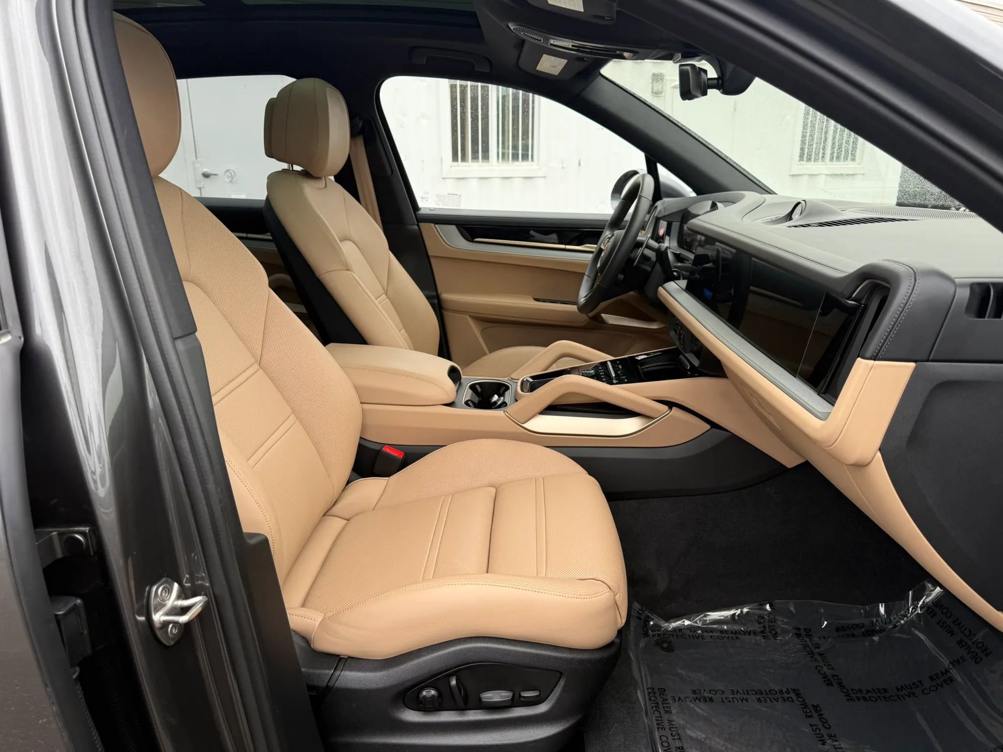 Used 2025 Porsche Cayenne E-Hybrid Sport Utility 4D w/ Premium Package Plus image 35