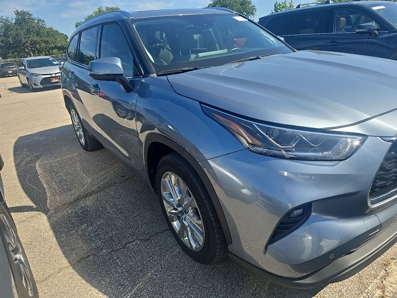 Used 2023 Toyota Highlander Limited FWD image 3
