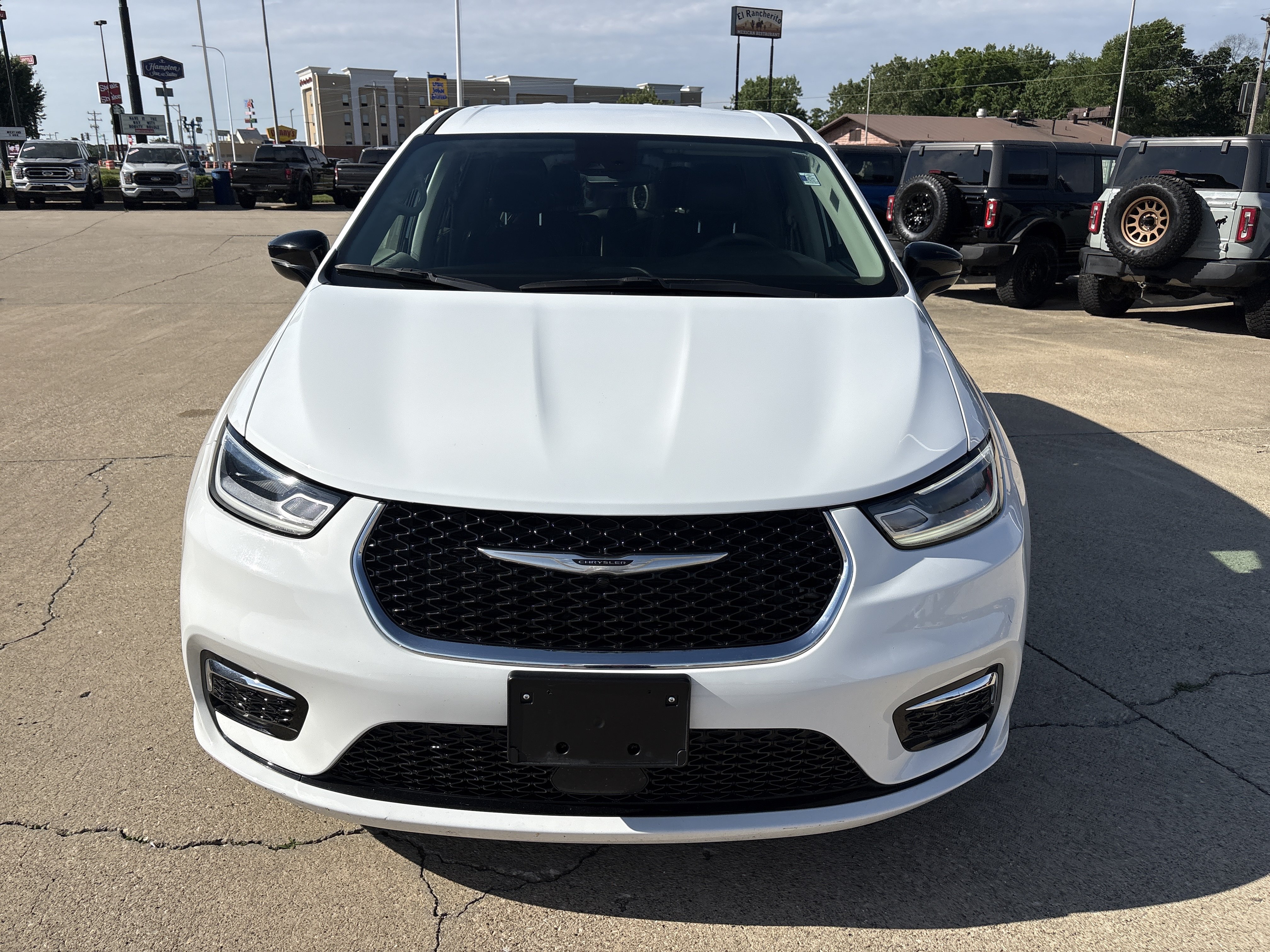Used 2024 Chrysler Pacifica Touring-L FWD image 2