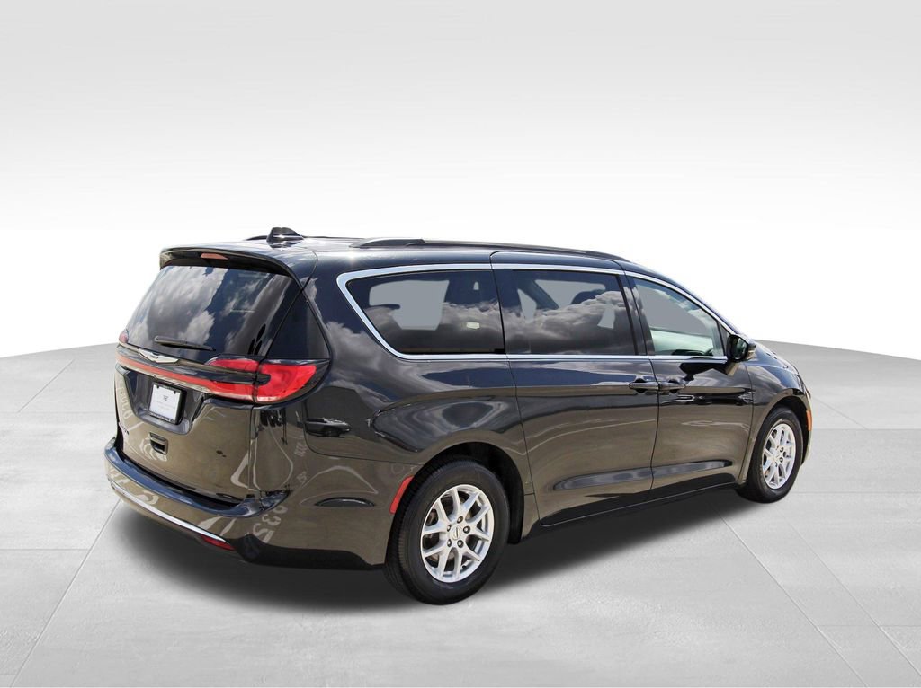 Used 2022 Chrysler Pacifica Touring-L image 4