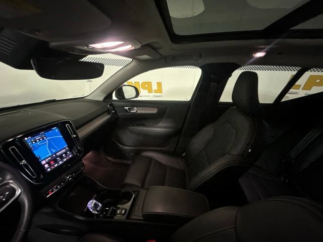 Used 2025 Volvo XC40 B5 Plus AWD/4WD image 34