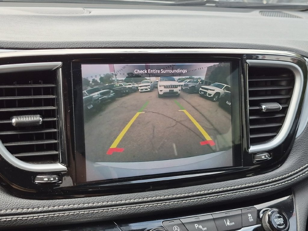 Used 2025 Chrysler Pacifica Limited FWD image 19