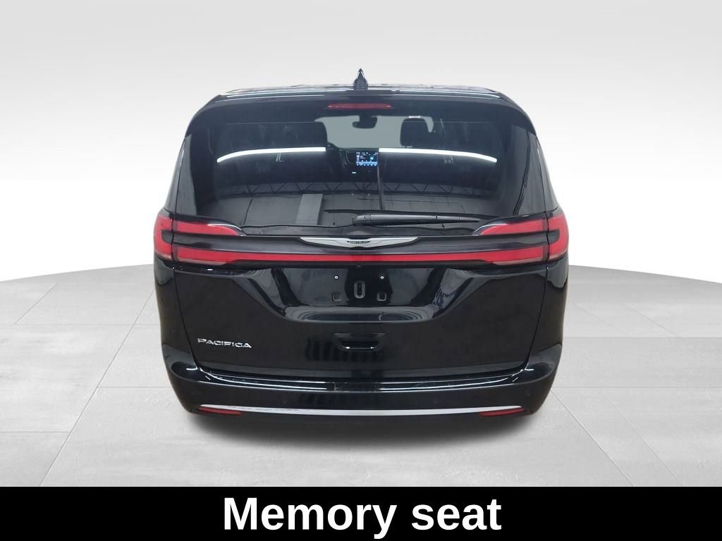 Used 2024 Chrysler Pacifica Touring-L image 6