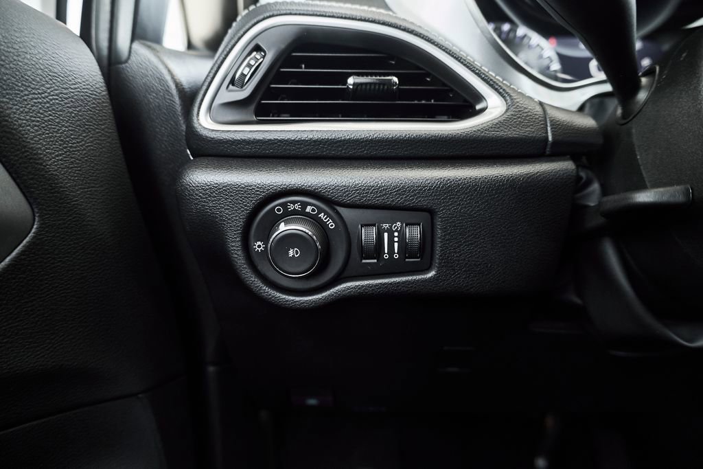 Used 2025 Chrysler Pacifica Limited image 23