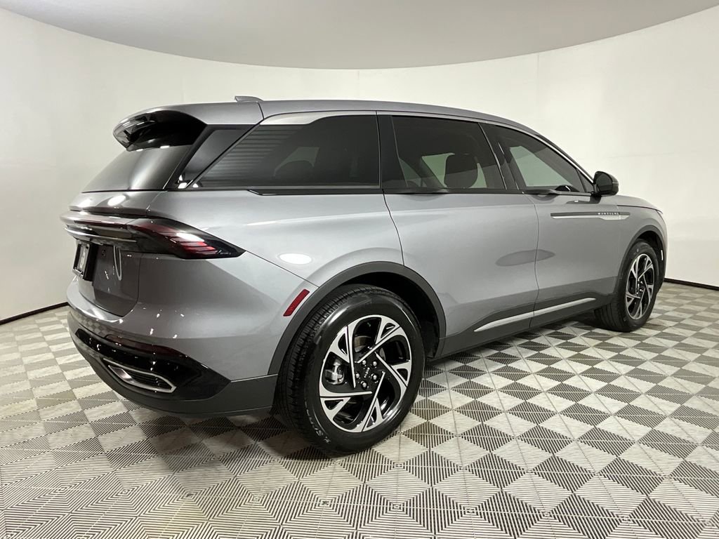 Used 2025 Lincoln Nautilus Premier AWD/4WD image 4