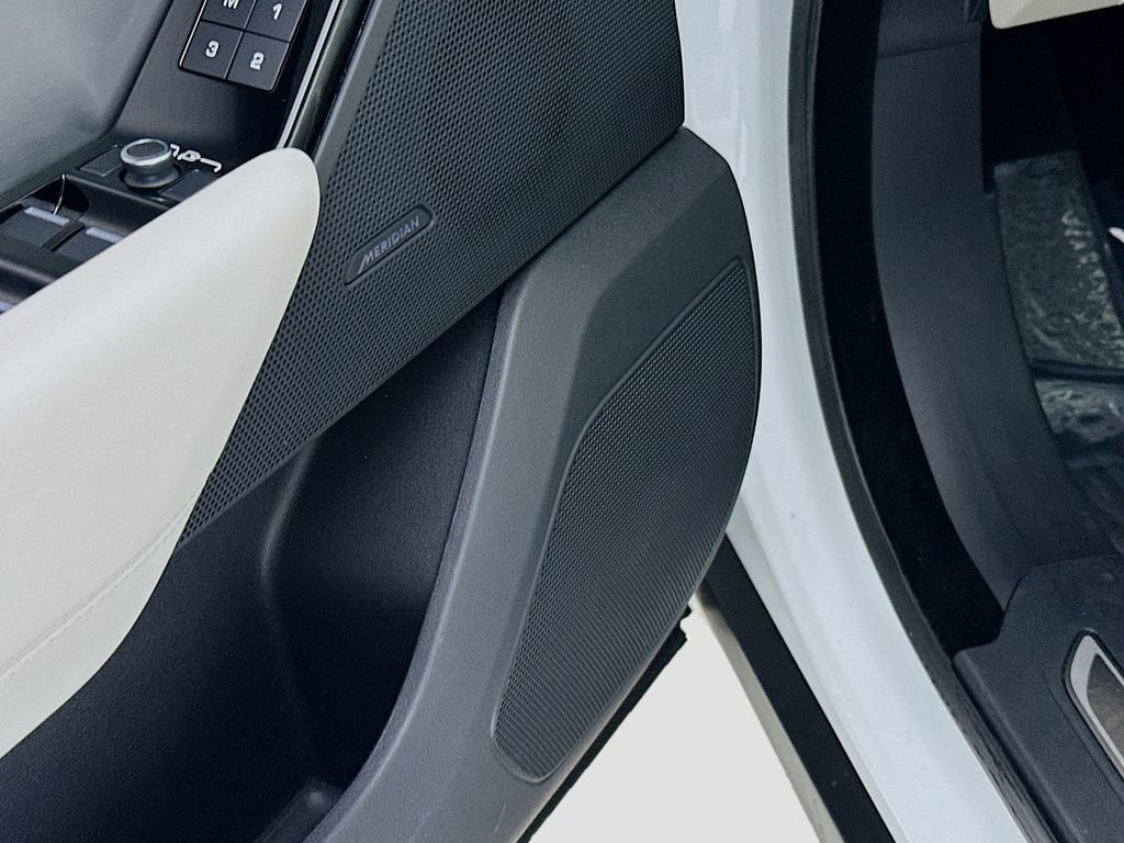 Used 2022 Land Rover Range Rover Velar R-Dynamic S image 21