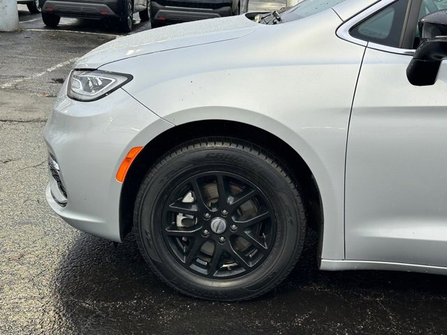 Used 2024 Chrysler Pacifica Touring-L image 7