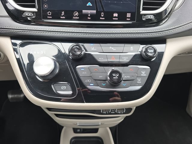 Used 2024 Chrysler Pacifica Limited FWD image 26