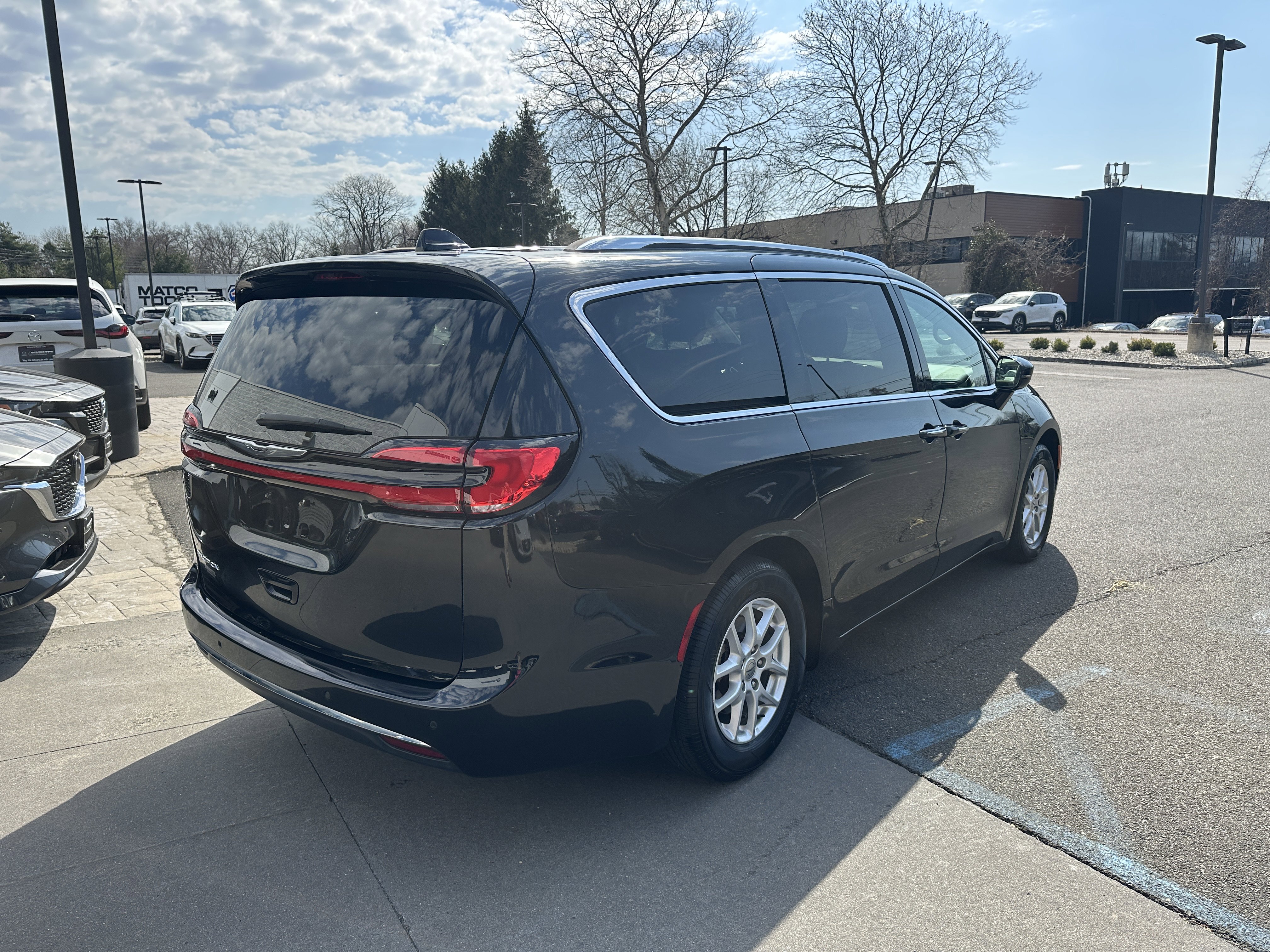 Used 2021 Chrysler Pacifica Touring-L image 9