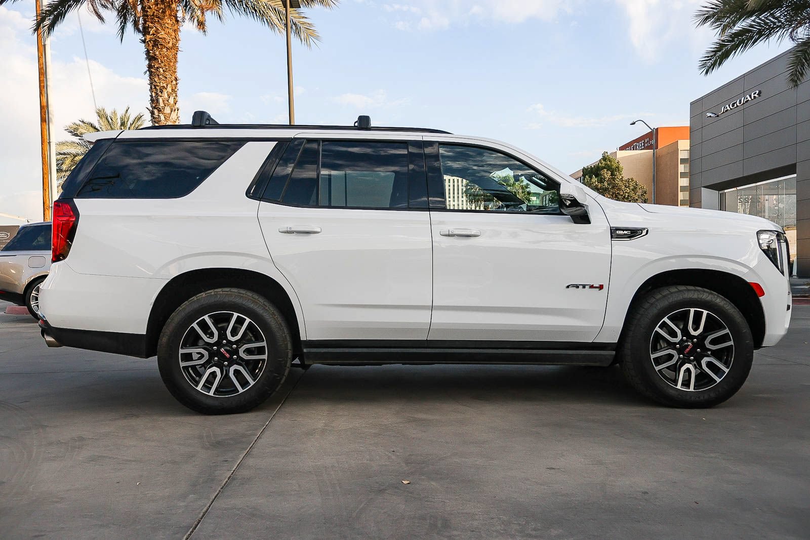 Used 2024 GMC Yukon AT4 w/ AT4 Premium Plus Package AWD/4WD image 4