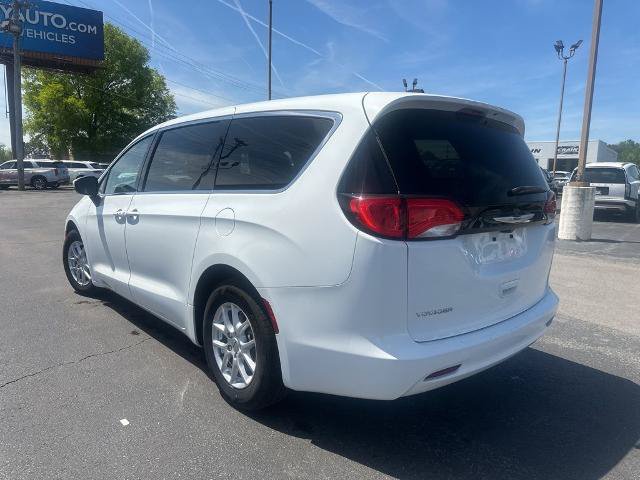 Used 2022 Chrysler Voyager LX FWD image 10