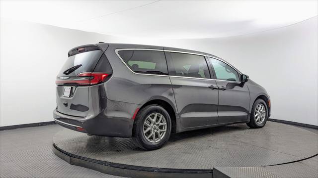 Used 2023 Chrysler Pacifica Touring-L FWD image 8
