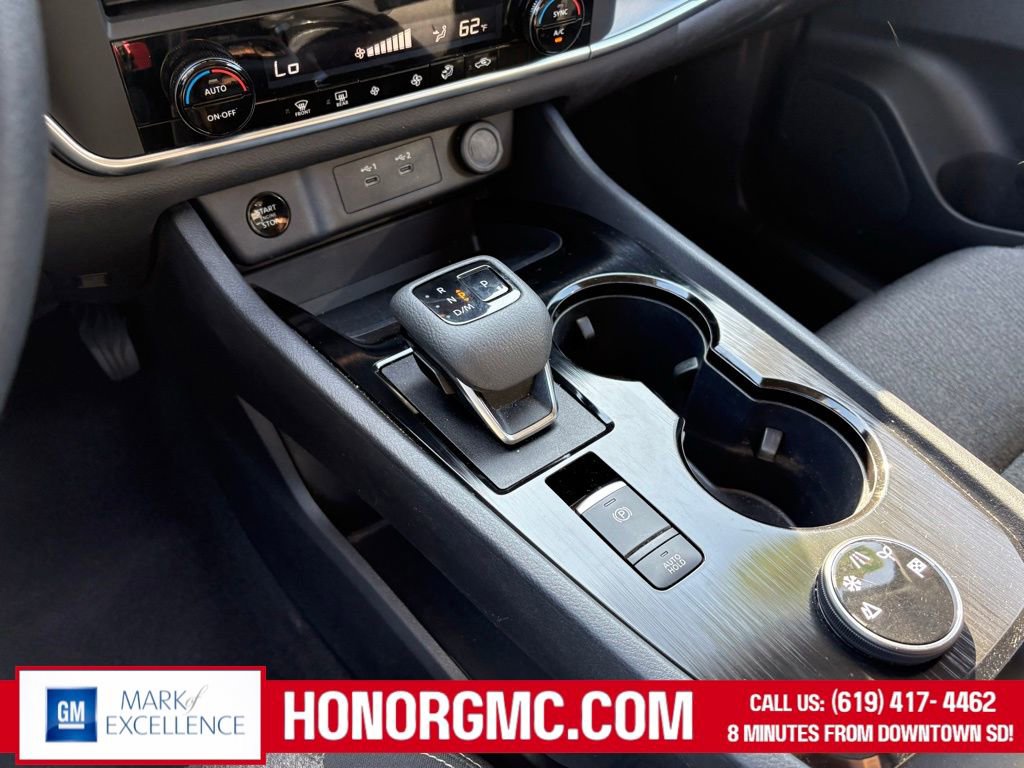 Used 2024 Nissan Rogue SV image 32