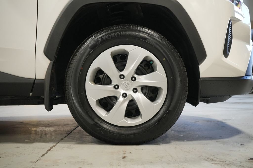 Used 2021 Toyota RAV4 LE image 7