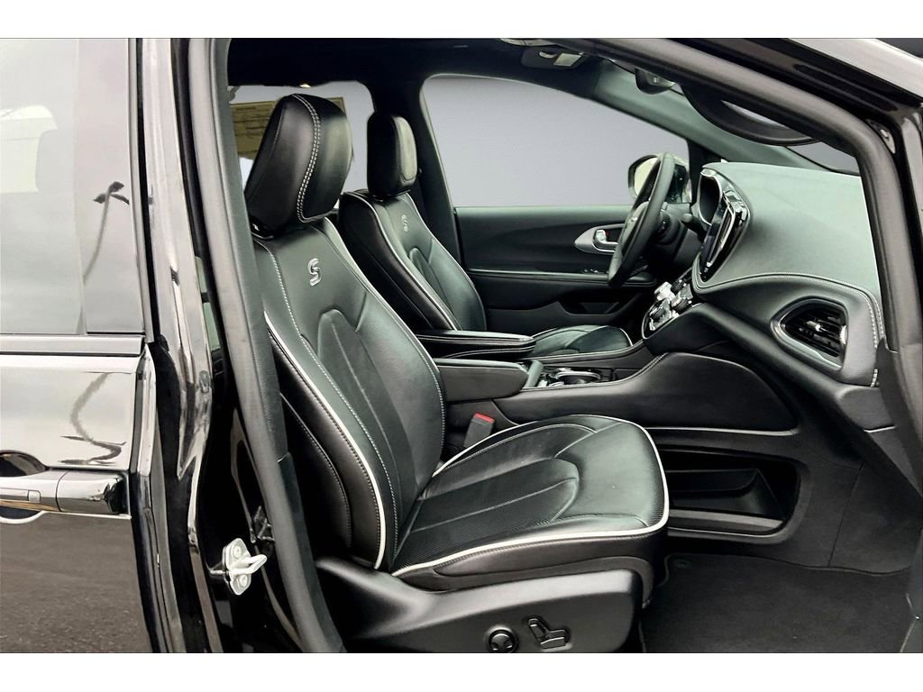 Used 2025 Chrysler Pacifica Limited image 8