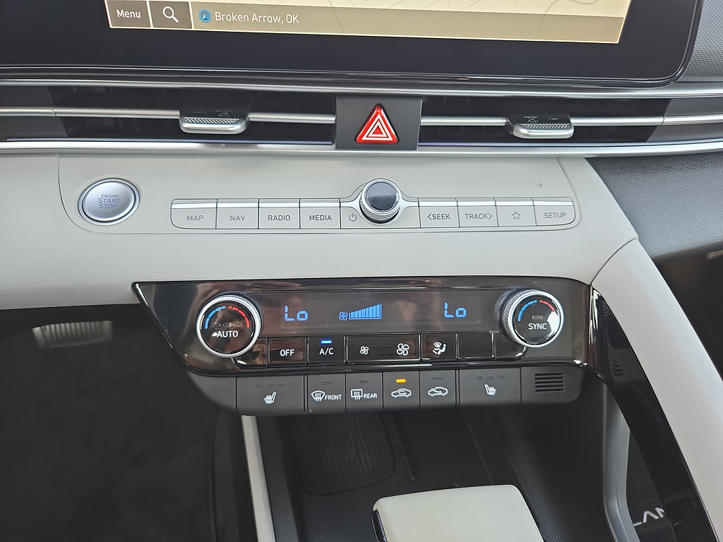 Certified 2025 Hyundai Elantra Limited FWD image 26