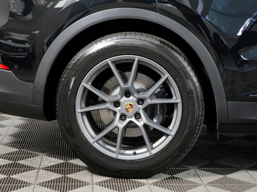 Certified 2024 Porsche Cayenne AWD/4WD image 15
