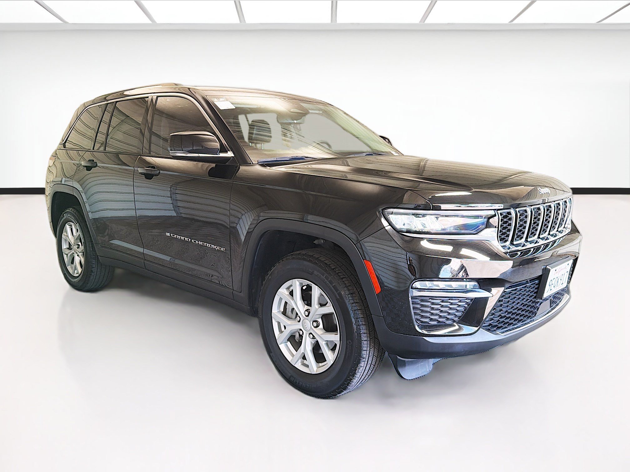Used 2023 Jeep Grand Cherokee Limited RWD image 3
