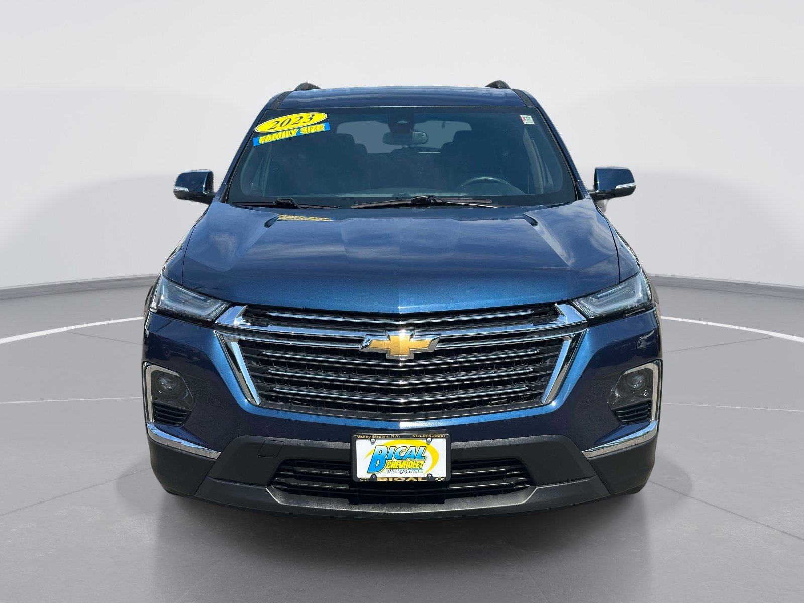 Used 2023 Chevrolet Traverse LT FWD image 2