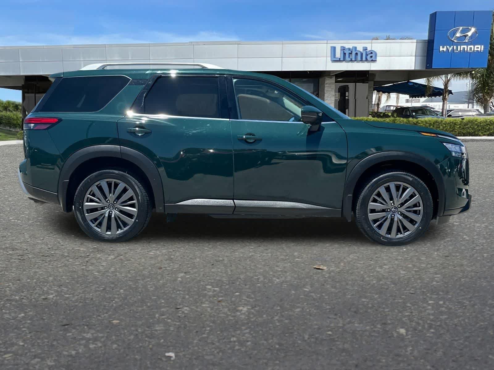 Used 2024 Nissan Pathfinder SL w/ SL Premium Package FWD image 9