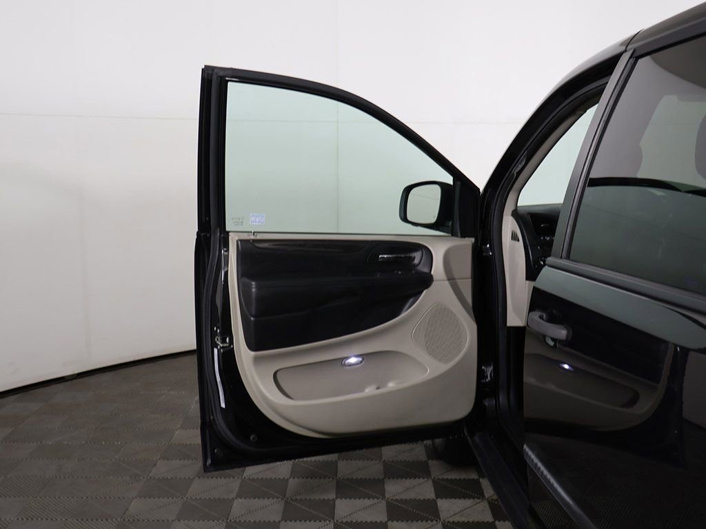 Used 2016 Dodge Grand Caravan American Value Package FWD image 12