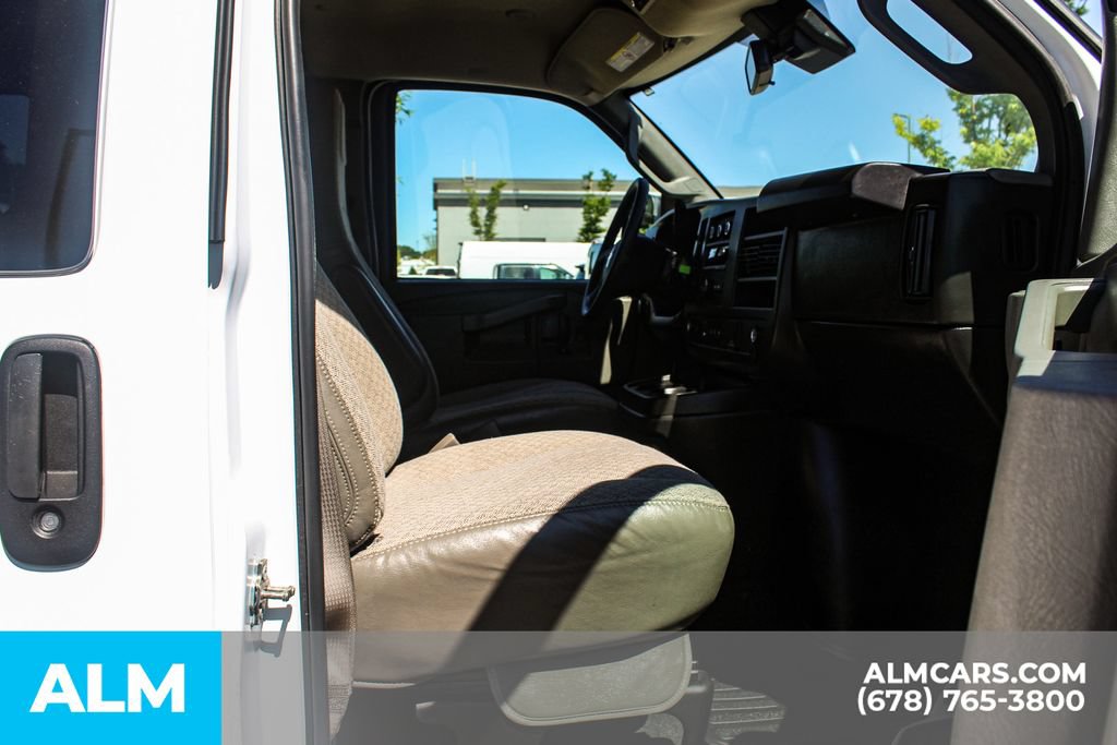 Used 2025 Chevrolet Express 3500 LT w/ LT Preferred Equipment Group RWD image 17