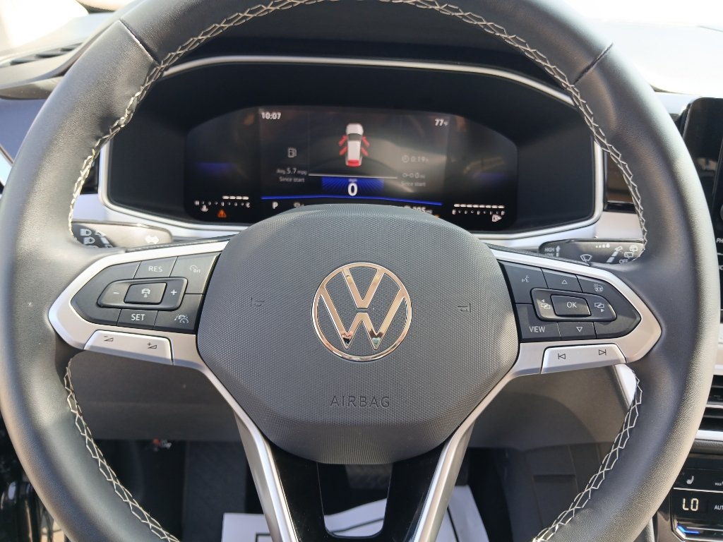 Certified 2025 Volkswagen Taos SE FWD image 14