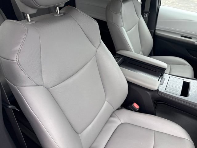Used 2025 Toyota Sienna XLE FWD image 16