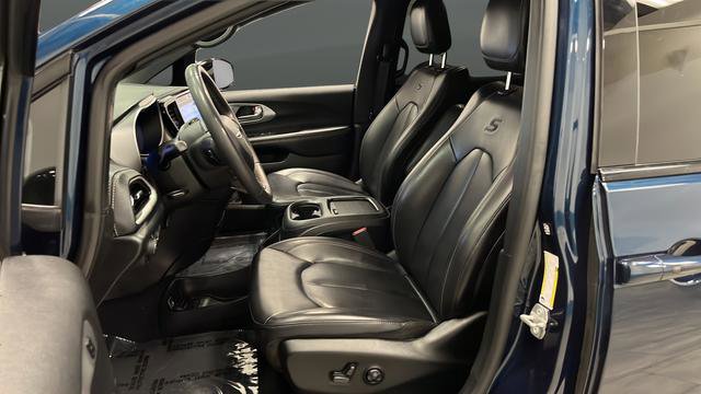 Used 2024 Chrysler Pacifica Select image 9