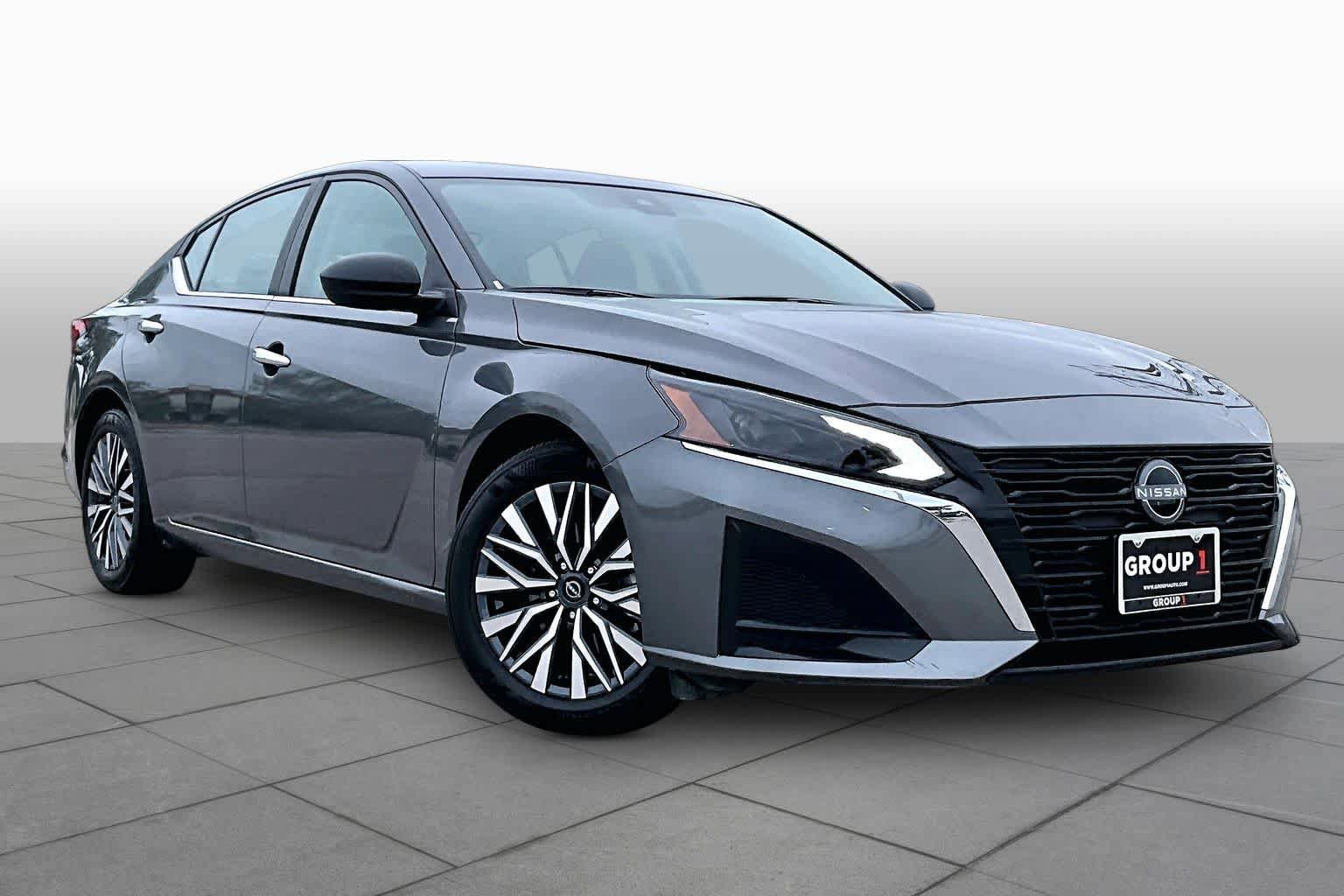 Used 2025 Nissan Altima 2.5 SV FWD image 3
