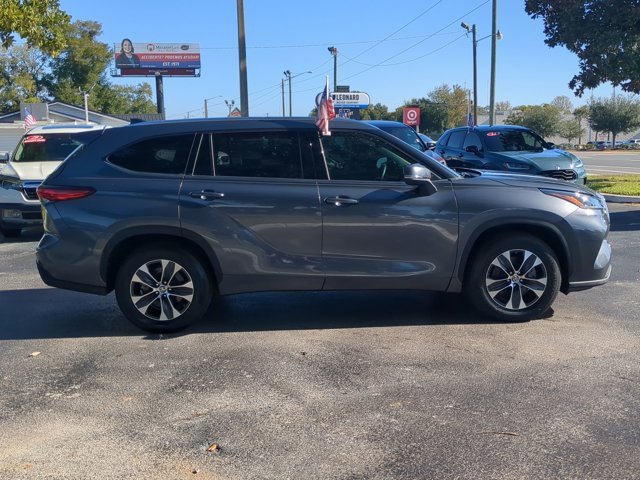 Used 2021 Toyota Highlander XLE image 3