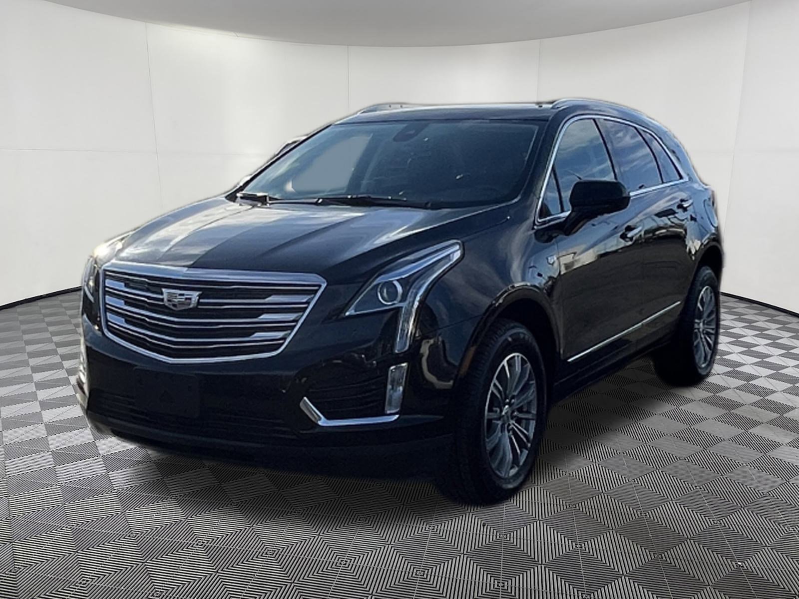 Used 2018 Cadillac XT5 Luxury w/ Driver Awareness Package FWD image 3