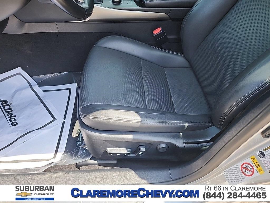 Used 2017 Lexus IS 200t RWD image 9