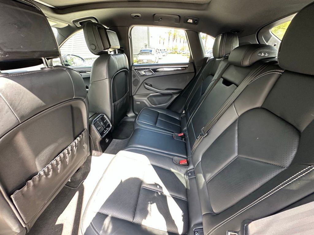 Certified 2023 Porsche Macan AWD/4WD image 34