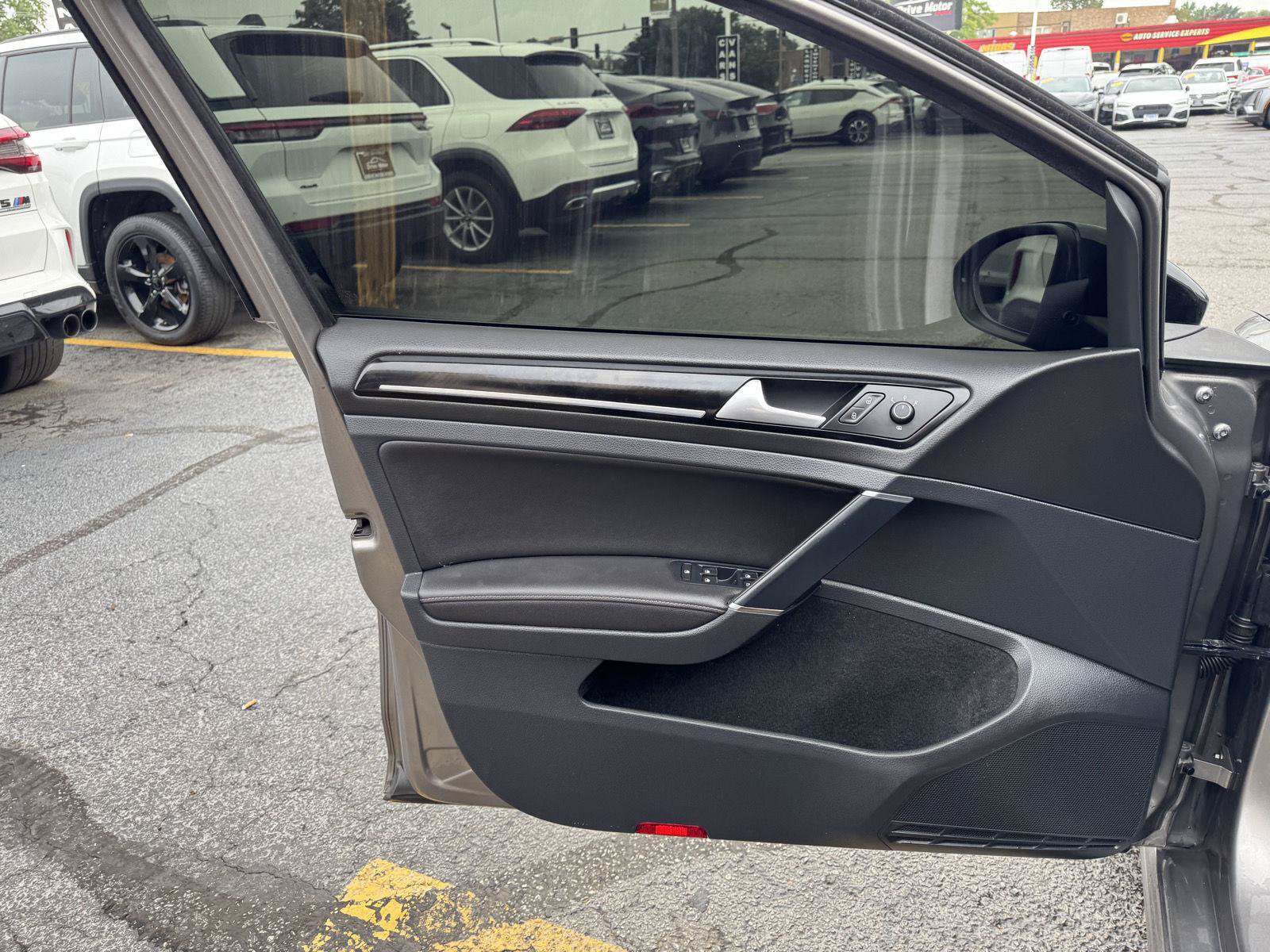 Used 2017 Volkswagen Golf R 4-Door AWD/4WD image 18