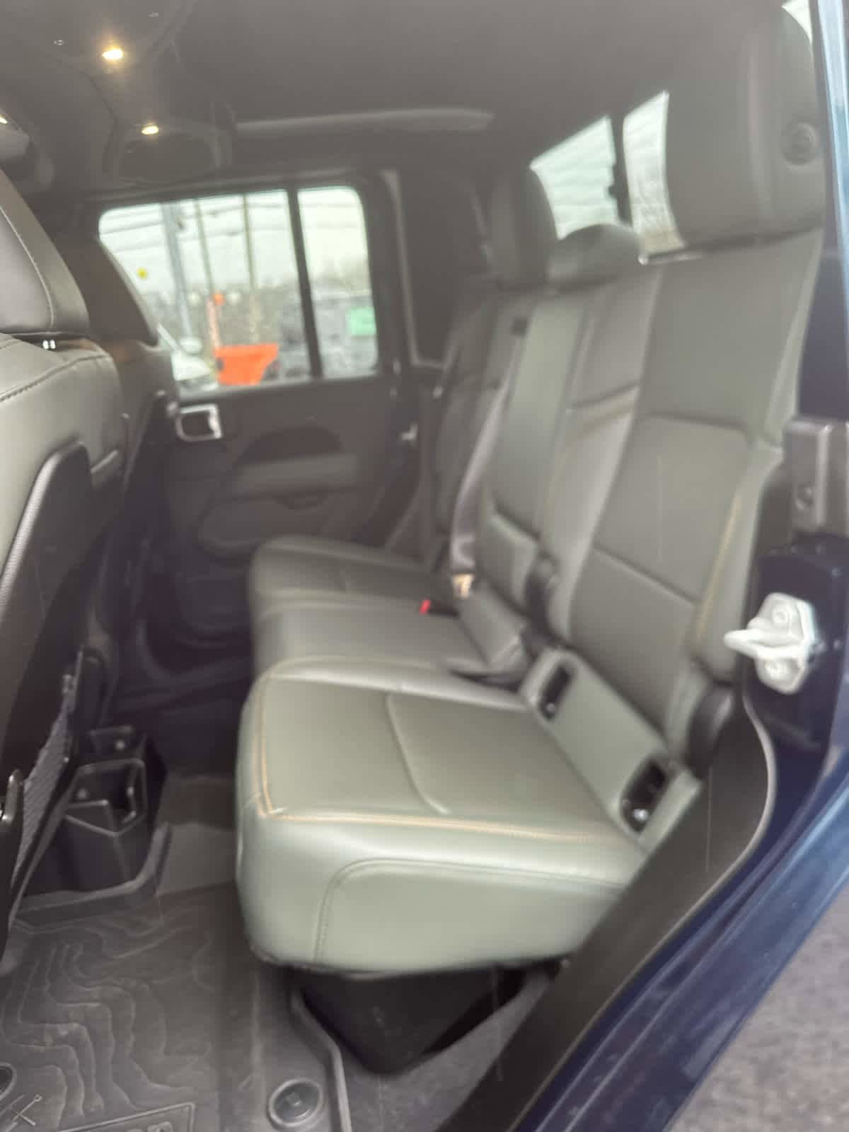 Used 2025 Jeep Gladiator Mojave AWD/4WD image 10