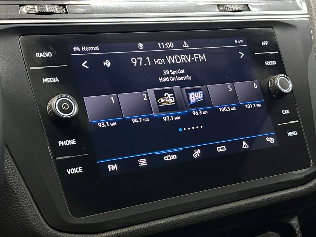 Used 2022 Volkswagen Tiguan SE w/ Panoramic Sunroof Package image 28