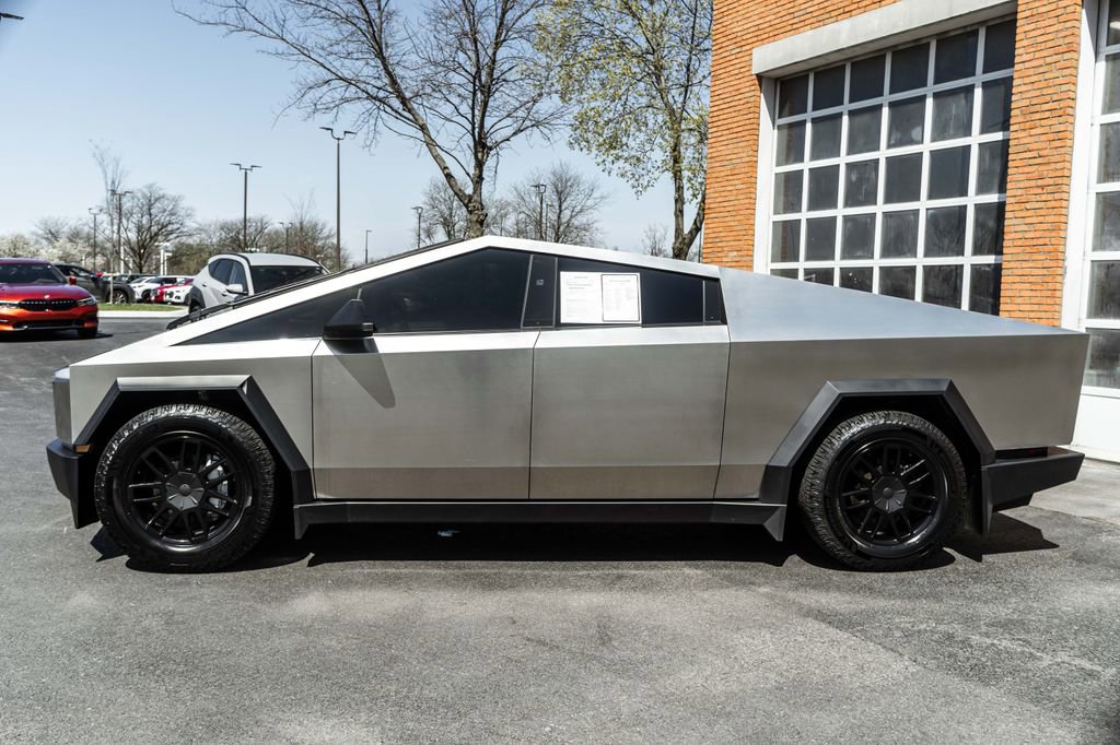 Used 2025 Tesla Cybertruck AWD Crew Cab image 40