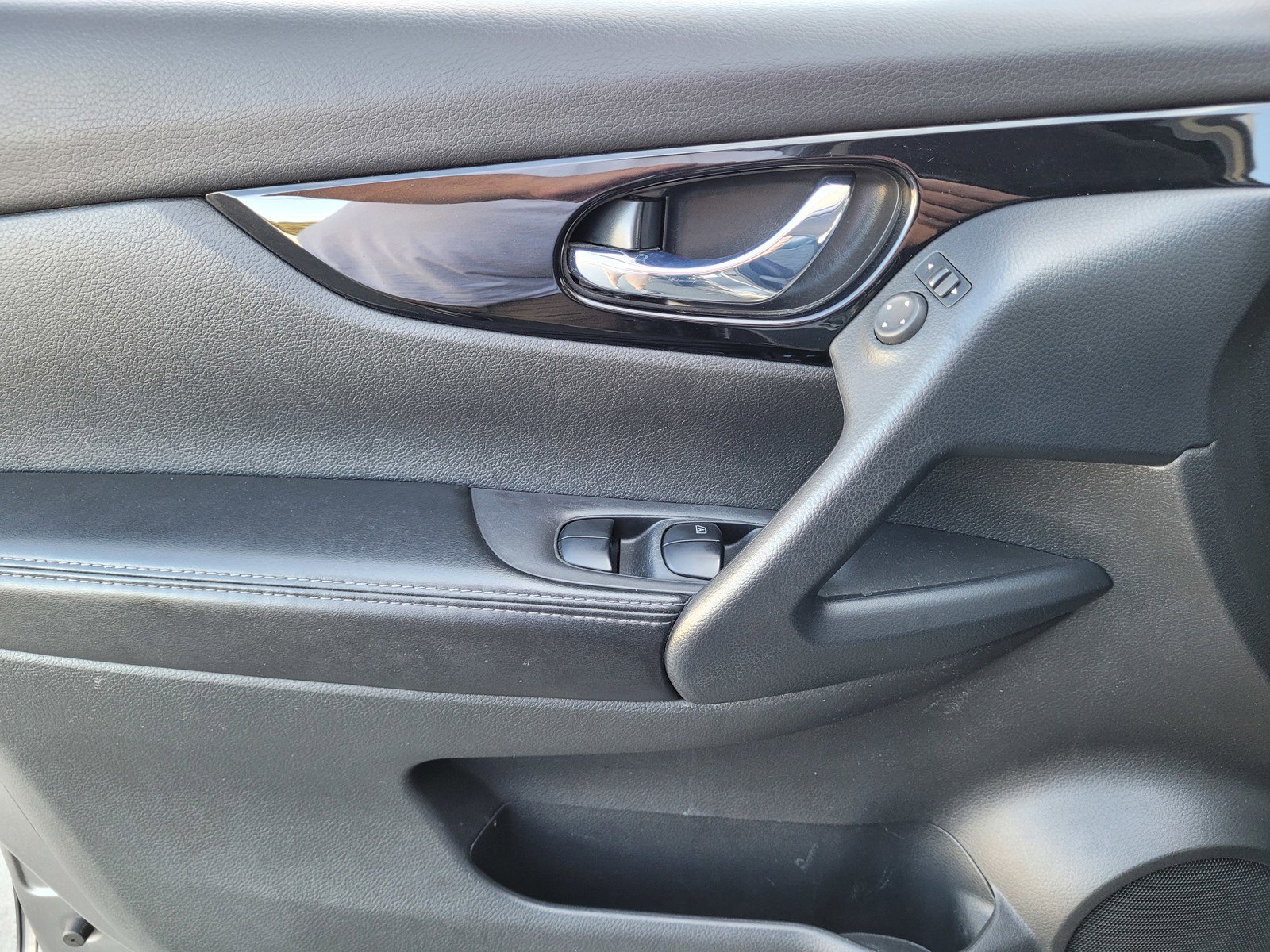 Certified 2021 Nissan Rogue Sport SV image 17