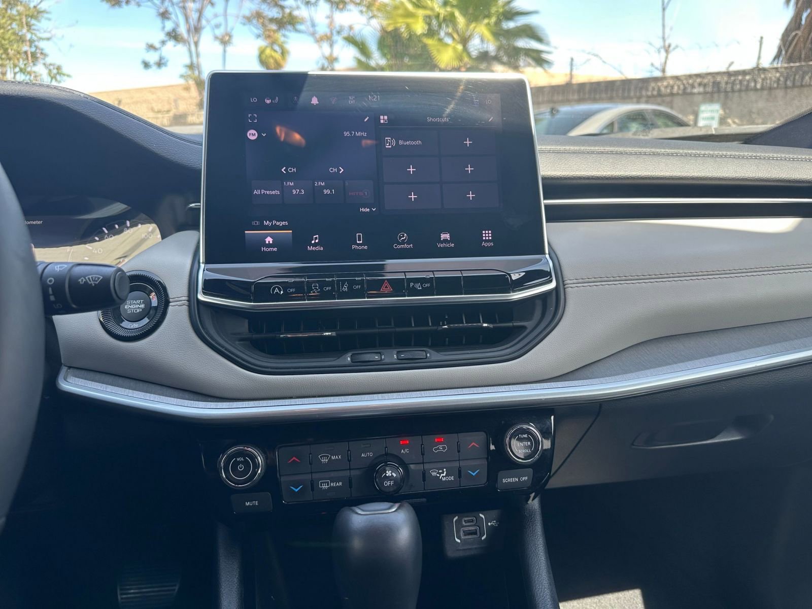 Used 2025 Jeep Compass Limited image 17